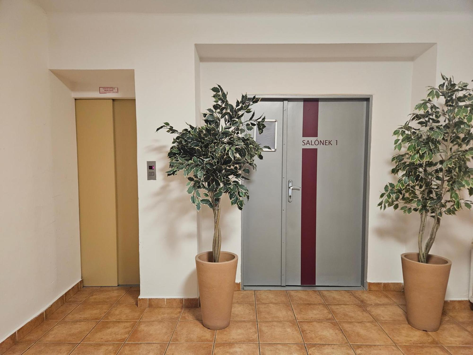 Hotel Trim Пардубице Екстериор снимка