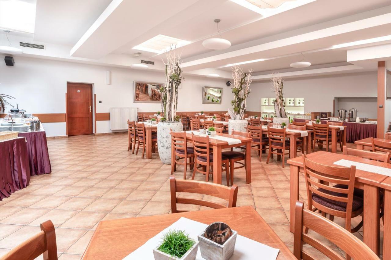 Hotel Trim Пардубице Екстериор снимка
